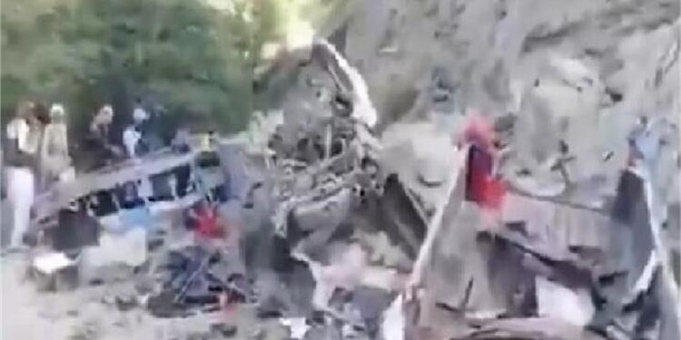 Pakistan Hit by Twin Bomb Blasts; Seven Killed as Passenger Van Targeted in Bannu (Video) 1 Pakistan Hit by Twin Bomb Blasts; Seven Killed as Passenger Van Targeted in Bannu (Video)