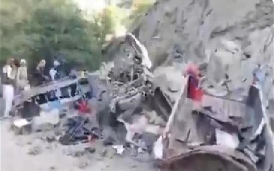 Pakistan Hit by Twin Bomb Blasts; Seven Killed as Passenger Van Targeted in Bannu (Video)