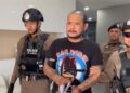 เสือดุสิตหน้าซีดคอตก คุมตัวฝากขัง เครียดจัดตะเพิดสื่อ อ่วมโดน 2 ข้อหาหนัก นอนคุกยาว