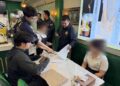 ตม.1 ลุยตรวจร้านอาหารย่านห้วยขวาง หลังอินฟลูจีนแฉรับแต่เงินหยวน พบหลบหนีเข้าเมือง-ผิด พ.ร.ก.การทำงานของต่างด้าวรวม 6 ราย