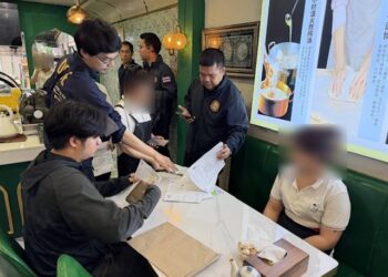 ตม.1 ลุยตรวจร้านอาหารย่านห้วยขวาง หลังอินฟลูจีนแฉรับแต่เงินหยวน พบหลบหนีเข้าเมือง-ผิด พ.ร.ก.การทำงานของต่างด้าวรวม 6 ราย
