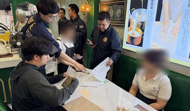 ตม.1 ลุยตรวจร้านอาหารย่านห้วยขวาง หลังอินฟลูจีนแฉรับแต่เงินหยวน พบหลบหนีเข้าเมือง-ผิด พ.ร.ก.การทำงานของต่างด้าวรวม 6 ราย