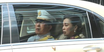 ในหลวง-พระราชินี และพระบรมวงศานุวงศ์ ทรงร่วมขบวนเชิญพระศพ “สมเด็จเจ้าฟ้าพัชรกิติยาภาฯ“ เสด็จฯไปยังพระบรมมหาราชวัง ท่ามกลางความโศกเศร้าของประชาชน