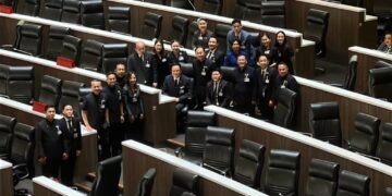“อนุทิน” โผล่สภาหลังเสร็จภารกิจทำเนียบ ทำบรรยากาศคึกคักสส.แห่ทักไม่ขาดสาย