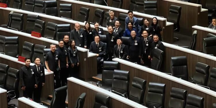 “อนุทิน” โผล่สภาหลังเสร็จภารกิจทำเนียบ ทำบรรยากาศคึกคักสส.แห่ทักไม่ขาดสาย 1 “อนุทิน” โผล่สภาหลังเสร็จภารกิจทำเนียบ ทำบรรยากาศคึกคักสส.แห่ทักไม่ขาดสาย