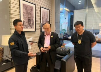 บุกรวบ “เฮียเฟิง” นายทุนใหญ่จีน หนีหมายจับคดีปลอมแปลงตราประทับ ซุกในไทย 2 บุกรวบ “เฮียเฟิง” นายทุนใหญ่จีน หนีหมายจับคดีปลอมแปลงตราประทับ ซุกในไทย