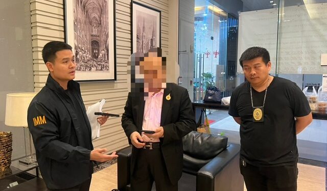 บุกรวบ “เฮียเฟิง” นายทุนใหญ่จีน หนีหมายจับคดีปลอมแปลงตราประทับ ซุกในไทย 1 บุกรวบ “เฮียเฟิง” นายทุนใหญ่จีน หนีหมายจับคดีปลอมแปลงตราประทับ ซุกในไทย