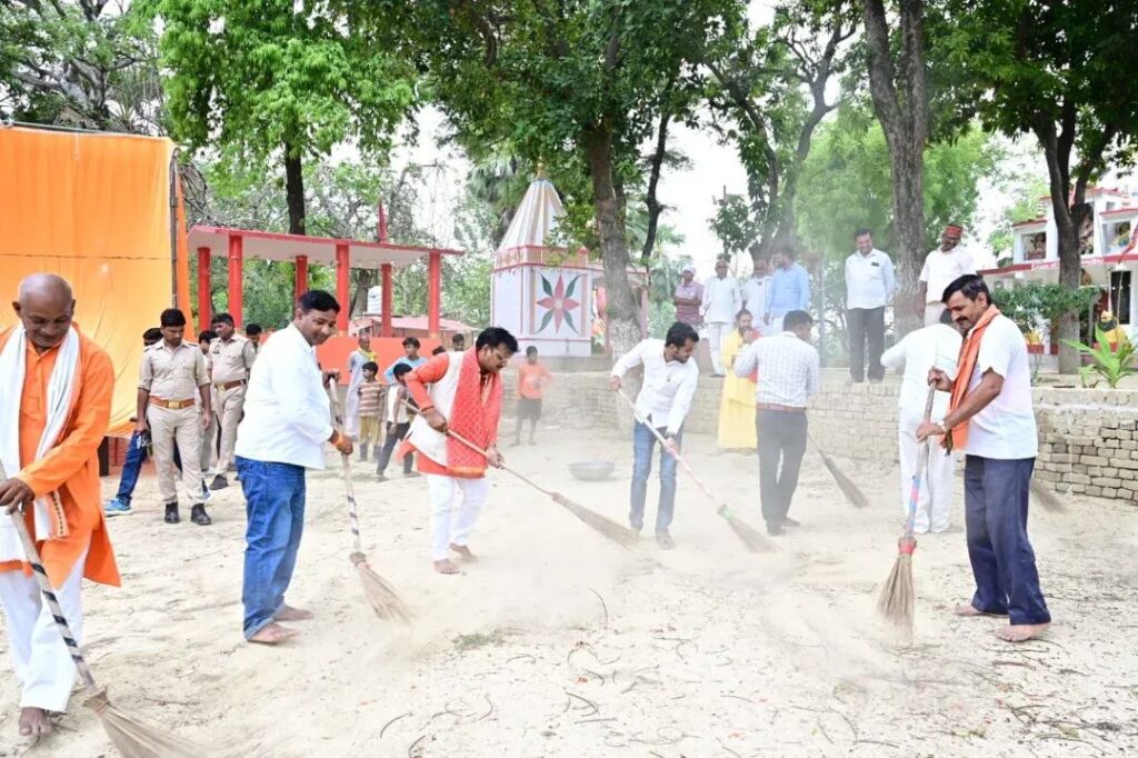 हाथों में झाड़ू, दिल में स्वच्छता का संकल्प: अयोध्या में उतरा जनसैलाब, चला महा स्वच्छता अभियान 1 WhatsApp Image 2026 05 31 at 5.45.07 PM