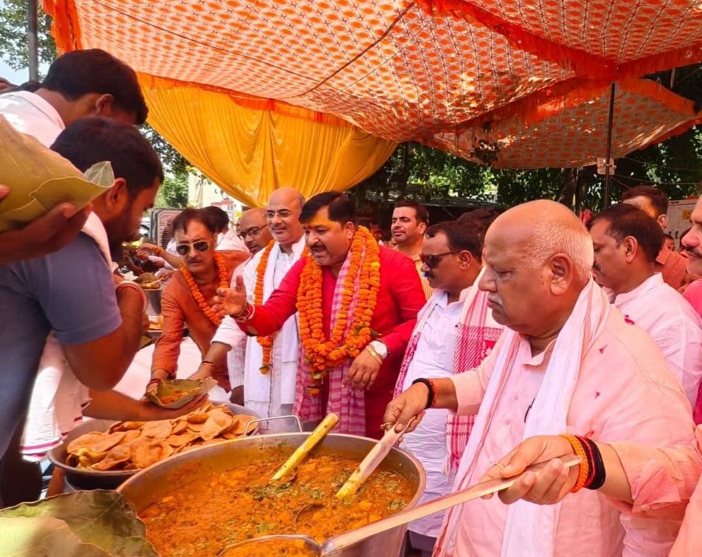 ज्येष्ठ माह के छठे मंगलवार पर रोडवेज पर पूर्व सांसद लल्लू सिंह ने किया भंडारे का आयोजन 1 WhatsApp Image 2026 06 09 at 6.27.10 PM