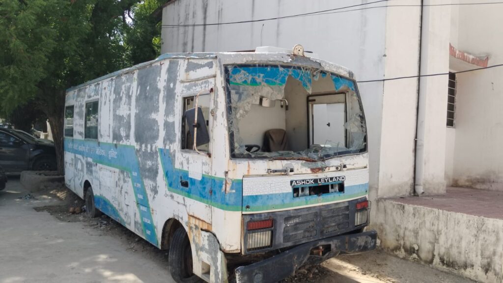 अस्पताल परिसर बना कबाड़खाना, वर्षों से खड़े सरकारी वाहनों के नीचे फैली गंदगी 1 WhatsApp Image 2026 06 10 at 11.24.41 AM