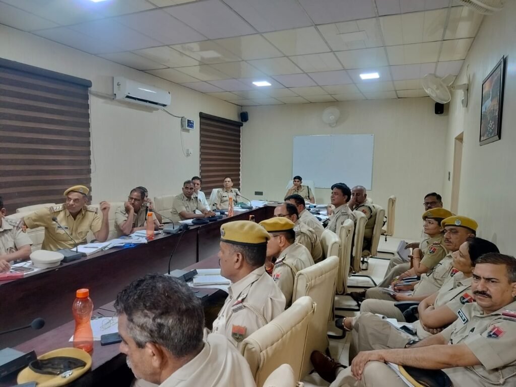पुलिस अधीक्षक ने ली अपराध गोष्ठी, अवैध गतिविधियों पर सख्त कार्रवाई के दिए निर्देश 1 WhatsApp Image 2026 06 11 at 6.12.47 AM