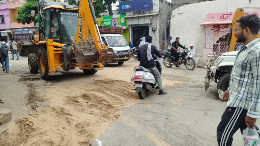 मंत्री के दौरे से पहले जागा प्रशासन, महीनों से टूटी सड़क पर आनन-फानन में डाली मिट्टी 1 WhatsApp Image 2026 06 13 at 11.26.15 AM