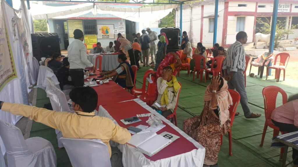 धरसींवा में विकासखंड स्तरीय आयुष स्वास्थ्य मेले का आयोजन आयुष काढ़ा व औषधीय पौधों की दी गई जानकारी 1 WhatsApp Image 2026 06 15 at 11.12.46 PM