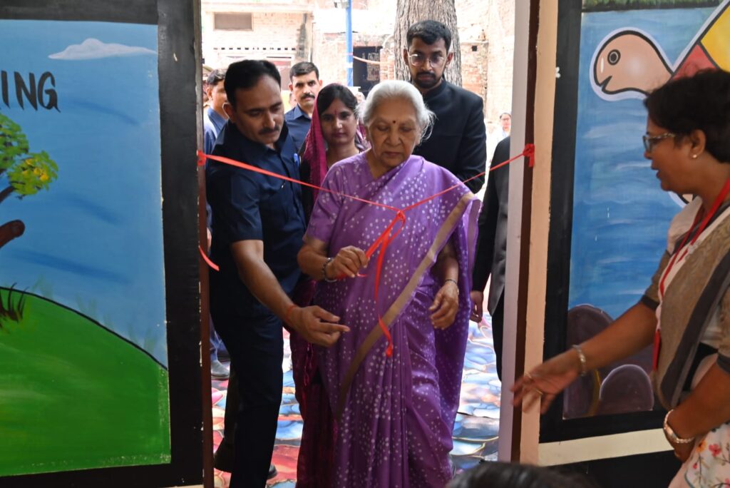 राज्यपाल आनंदीबेन पटेल ने आंगनवाड़ी केंद्र का किया उद्घाटन 1 WhatsApp Image 2026 06 27 at 2.22.26 PM
