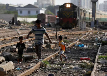Nearly 3 in 10 Pakistanis live in poverty, education spending hits new low: Survey