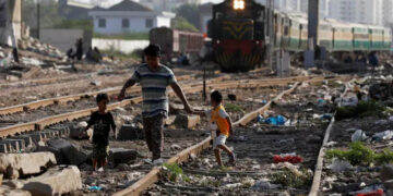 Nearly 3 in 10 Pakistanis live in poverty, education spending hits new low: Survey