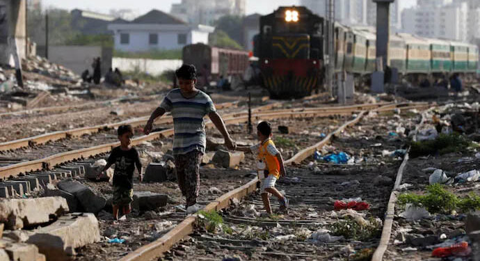 Nearly 3 in 10 Pakistanis live in poverty, education spending hits new low: Survey