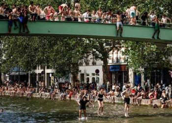 Half of France under red heat alert as alcohol banned at street music festival