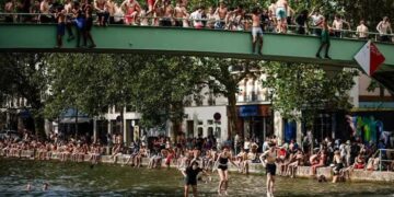Half of France under red heat alert as alcohol banned at street music festival