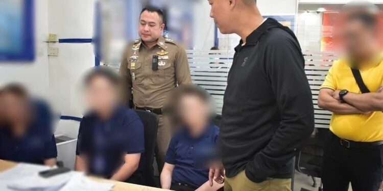 คุก 13 ปี! ผู้จัดการ-พนักงาน-แบงค์ดังพัทยา สมคบแก๊งจีนเปิด "บัญชีม้า" คอลเซ็นเตอร์ สูญกว่า 100 ล้าน 1 คุก 13 ปี! ผู้จัดการ-พนักงาน-แบงค์ดังพัทยา สมคบแก๊งจีนเปิด “บัญชีม้า” คอลเซ็นเตอร์ สูญกว่า 100 ล้าน