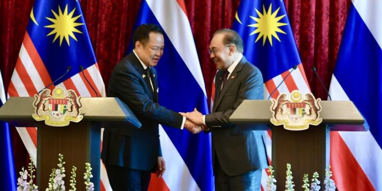 โฆษกฯ เผยผลสำเร็จการเยือนมาเลเซียอย่างเป็นทางการ ต่อยอดมิตรภาพผู้นำ เร่งเชื่อมเศรษฐกิจชายแดน 1 โฆษกฯ เผยผลสำเร็จการเยือนมาเลเซียอย่างเป็นทางการ ต่อยอดมิตรภาพผู้นำ เร่งเชื่อมเศรษฐกิจชายแดน