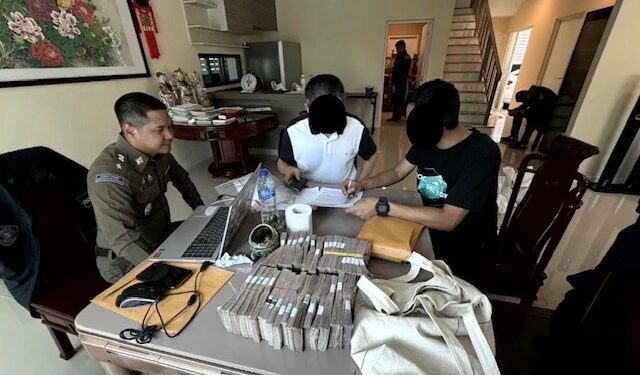 ขยายผลรวบอีก 3 ราย แก๊งสแกมเมอร์จีนขู่หนุ่ม 19 ทุบเซฟแม่ฉกเงิน 11 ล้าน 1 ขยายผลรวบอีก 3 ราย แก๊งสแกมเมอร์จีนขู่หนุ่ม 19 ทุบเซฟแม่ฉกเงิน 11 ล้าน