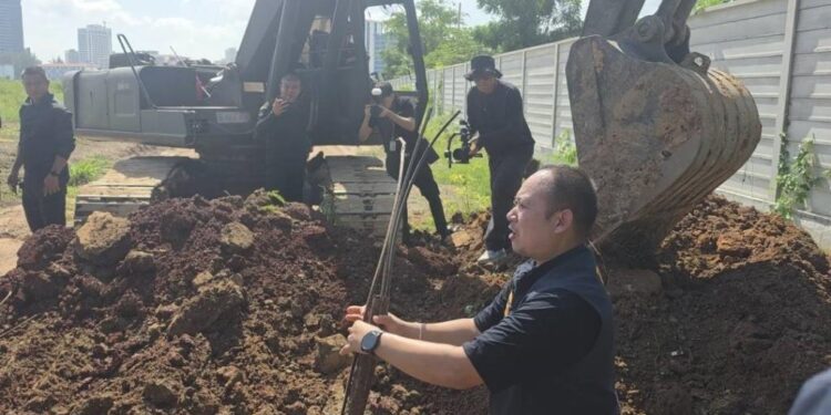 กสทช. ผนึกกำลังทหาร–ตำรวจ รื้อเครือข่ายอินเทอร์เน็ตเถื่อนส่งสัญญาณไปเขมรบริเวณชายแดนสระแก้ว 1 กสทช. ผนึกกำลังทหาร–ตำรวจ รื้อเครือข่ายอินเทอร์เน็ตเถื่อนส่งสัญญาณไปเขมรบริเวณชายแดนสระแก้ว