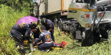 พ่วง 18 ล้อชนท้ายพ่วงกลางสะพานสวนผีเสื้อ คนขับติดซากรถ ขาหักอาการสาหัส