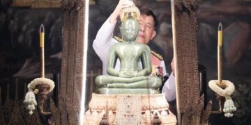 ในหลวง-พระราชินี ทรงเปลี่ยนเครื่องทรงฤดูร้อน ‘พระแก้วมรกต’ เพื่อทรงเครื่องสำหรับฤดูฝน