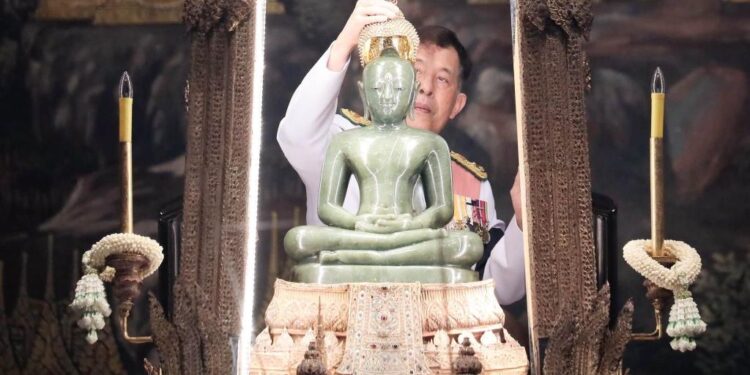 ในหลวง-พระราชินี ทรงเปลี่ยนเครื่องทรงฤดูร้อน ‘พระแก้วมรกต’ เพื่อทรงเครื่องสำหรับฤดูฝน 1 ในหลวง-พระราชินี ทรงเปลี่ยนเครื่องทรงฤดูร้อน ‘พระแก้วมรกต’ เพื่อทรงเครื่องสำหรับฤดูฝน
