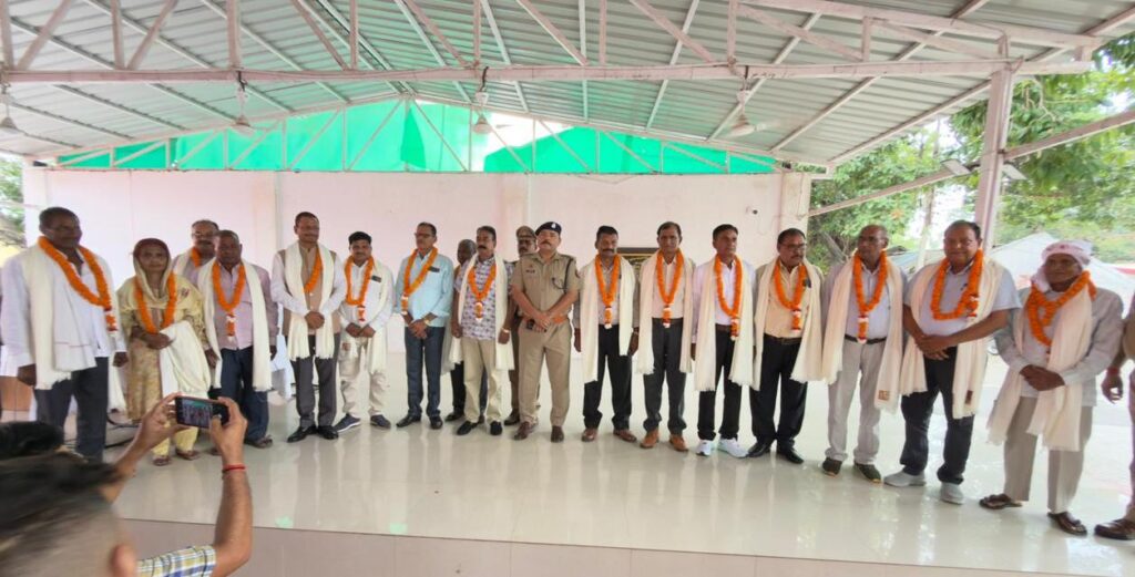 सेवानिवृत्त पुलिस अधिकारियों को पुलिस अधीक्षक नगर चक्रपाणि त्रिपाठी ने किया सम्मानित 1 WhatsApp Image 2026 06 30 at 5.57.54 PM