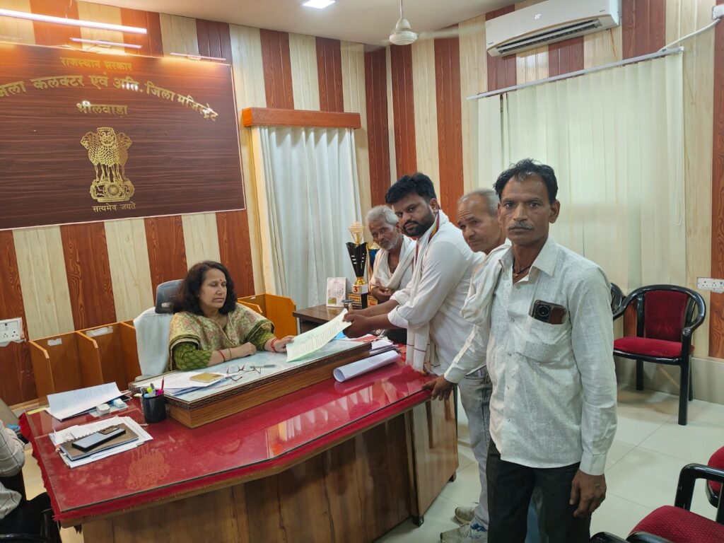 चारागाह बचाने के लिए खून से लिखा ज्ञापन, ग्रामीणों ने कलेक्टर को सौंपा 1 WhatsApp Image 2026 07 02 at 3.08.20 PM 1