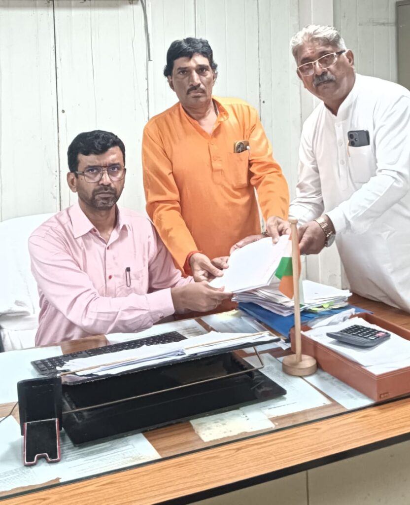 ट्रस्ट को भंग करने के लिए हिंदू महासभा ने उप निबंधक नई दिल्ली को सौंपा ज्ञापन 1 WhatsApp Image 2026 07 17 at 4.37.29 PM