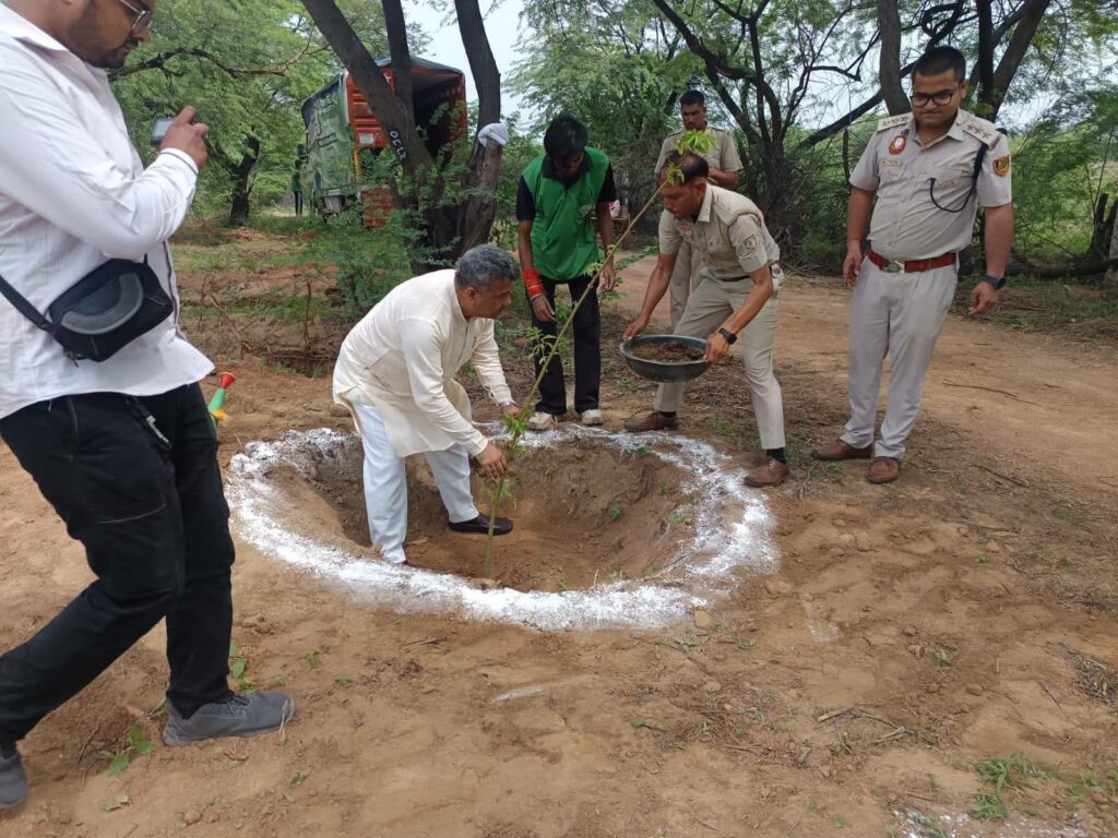 'एक पेड़ माँ के नाम' अभियान को मिला जनसमर्थन, हरित दिल्ली के संकल्प को मिली नई मजबूती 1 WhatsApp Image 2026 07 18 at 9.51.32 PM 1