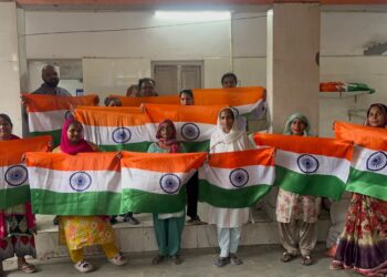 हर घर तिरंगा अभियान में दिल्ली की नई पहल: 15 लाख तिरंगे वितरित करेगी सरकार, स्वयं सहायता समूह तैयार करेंगे 2 लाख राष्ट्रीय ध्वज