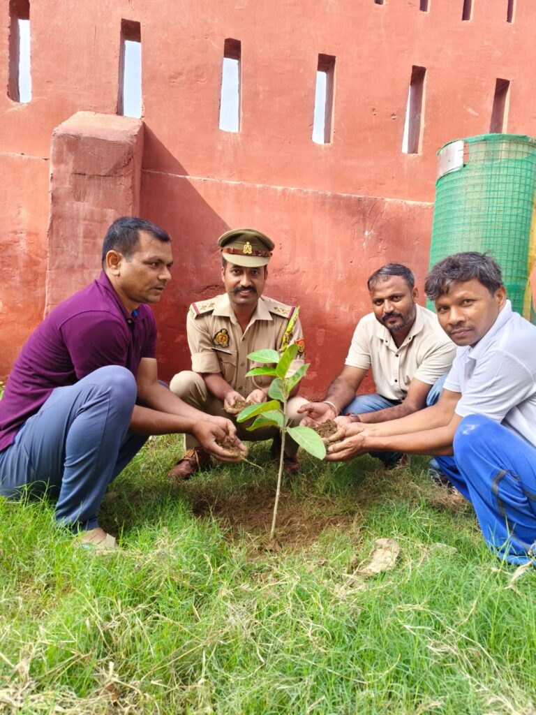 एक पेड़ मां के नाम पुलिसकर्मियों ने पुलिस लाइन में किया पौधारोपण 1 WhatsApp Image 2026 07 23 at 6.21.28 PM