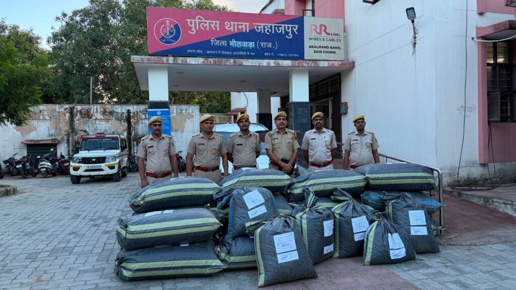 रात के अंधेरे में बजरी की आड़ में हो रही थी डोडा पोस्त की तस्करी, जहाजपुर पुलिस ने 351 किलो मादक पदार्थ के साथ कार पकड़ी 1 WhatsApp Image 2026 07 24 at 6.49.17 PM