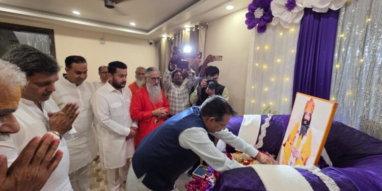 गुरु पूर्णिमा पर दिल्ली भाजपा अध्यक्ष हर्ष मल्होत्रा ने लिया संतों का आशीर्वाद, बोले— गुरुजनों के मार्गदर्शन से साकार होगा ‘विकसित भारत’ का संकल्प