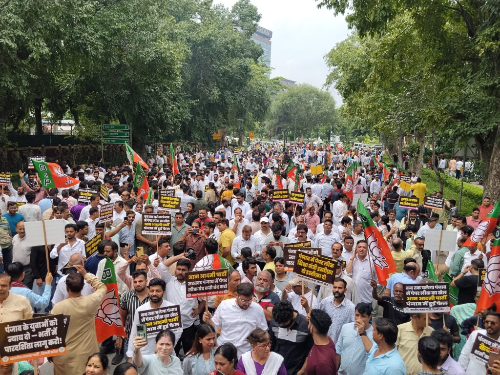 'आप' कार्यालय पर दिल्ली भाजपा का शक्ति प्रदर्शन, पंजाब के शिक्षा मंत्री की बर्खास्तगी की मांग तेज 3 WhatsApp Image 2026 07 30 at 1.01.24 PM