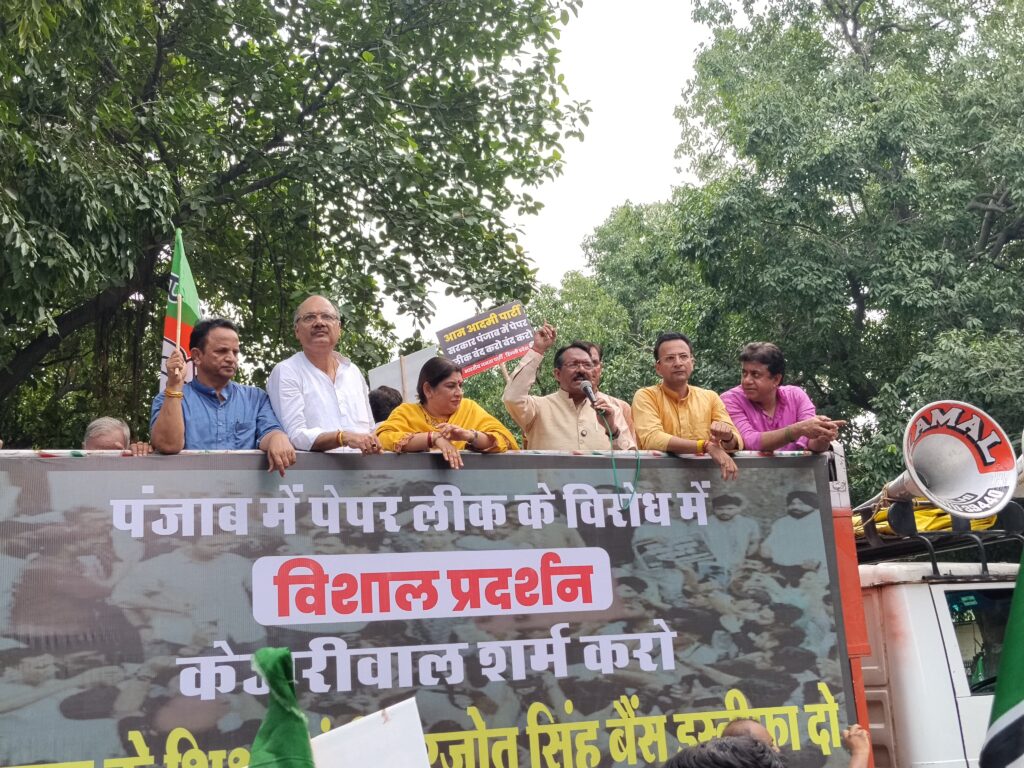 'आप' कार्यालय पर दिल्ली भाजपा का शक्ति प्रदर्शन, पंजाब के शिक्षा मंत्री की बर्खास्तगी की मांग तेज 2 WhatsApp Image 2026 07 30 at 1.01.43 PM