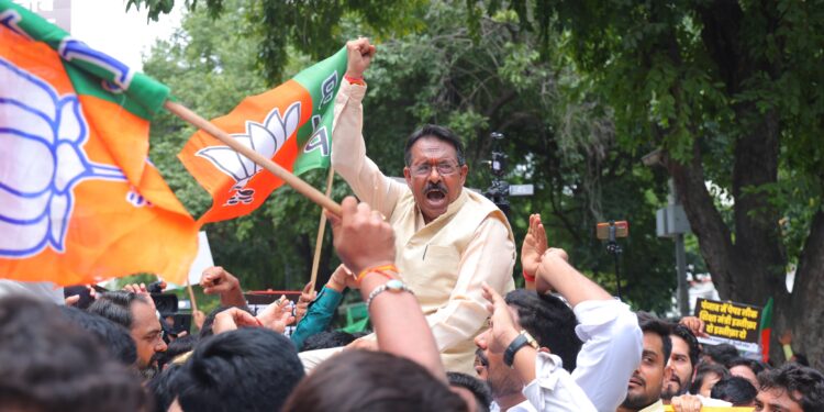 'आप' कार्यालय पर दिल्ली भाजपा का शक्ति प्रदर्शन, पंजाब के शिक्षा मंत्री की बर्खास्तगी की मांग तेज 1 ‘आप’ कार्यालय पर दिल्ली भाजपा का शक्ति प्रदर्शन, पंजाब के शिक्षा मंत्री की बर्खास्तगी की मांग तेज
