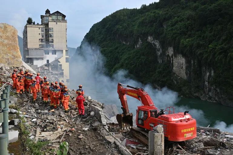 Chongqing landslide search continues as eight die, 34 remain missing