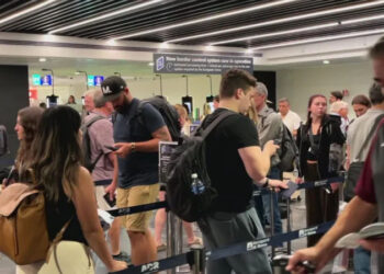 New EU border system tripling time at passport control, airport boss says