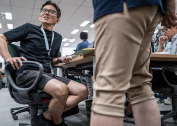 Tokyo urges men to wear shorts to work, but some women say it's 'leg hair harassment' 1 Tokyo urges men to wear shorts to work, but some women say it’s ‘leg hair harassment’