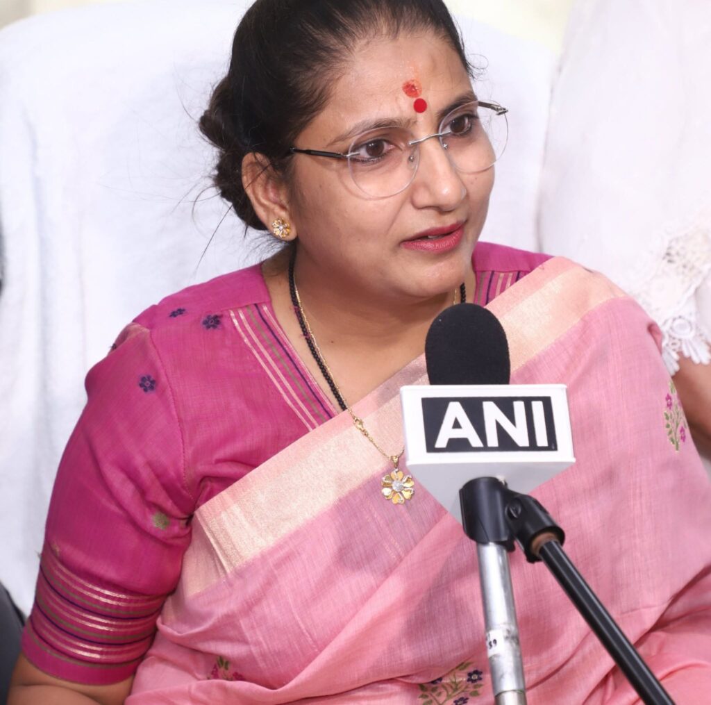 जनप्रतिनिधियों के आचरण पर दिल्ली महिला आयोग सख्त, महिलाओं के सम्मानजनक माहौल पर जोर 1 764006696 1648975497236377 598457014654732937 n