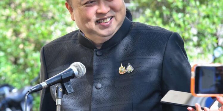 “สุชาติ” แจงปมปืน 12 กระบอก ยอมรับเป็นความชื่นชอบส่วนตัว แย้มเคยเป็นนักกีฬายิงปืนมาก่อน 1 “สุชาติ” แจงปมปืน 12 กระบอก ยอมรับเป็นความชื่นชอบส่วนตัว แย้มเคยเป็นนักกีฬายิงปืนมาก่อน