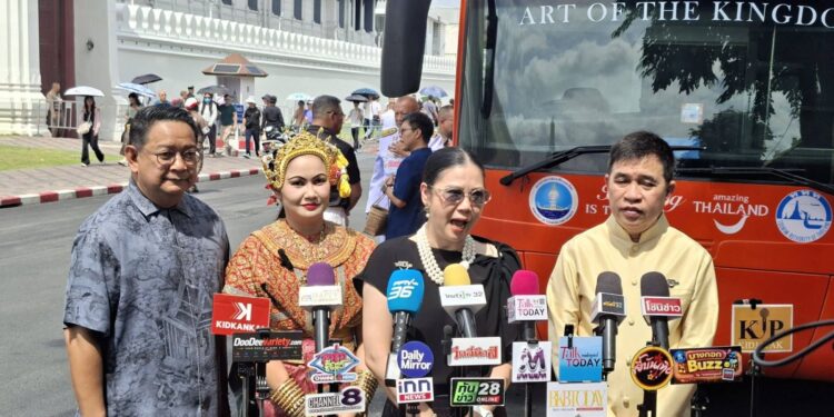 ททท. ชวนสัมผัสเส้นทาง "เกาะเกิดศิลป์ แผ่นดินสยาม" เชื่อมโยงพระบรมมหาราชวังสู่ศูนย์ศิลปาชีพเกาะเกิด น้อมสำนึกในพระมหากรุณาธิคุณ สมเด็จพระบรมราชชนนีพันปีหลวง เนื่องในโอกาสวันคล้ายวันพระราชสมภพ 12 สิงหาคม 2569 1 ททท. ชวนสัมผัสเส้นทาง “เกาะเกิดศิลป์ แผ่นดินสยาม” เชื่อมโยงพระบรมมหาราชวังสู่ศูนย์ศิลปาชีพเกาะเกิด น้อมสำนึกในพระมหากรุณาธิคุณ สมเด็จพระบรมราชชนนีพันปีหลวง เนื่องในโอกาสวันคล้ายวันพระราชสมภพ 12 สิงหาคม 2569