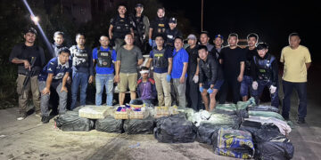 ตร.ศรีสะเกษ ผนึก ตชด. 22 สกัดจับ “นักบินอัศวิน” ควบกระบะขนยาบ้าล็อตใหญ่ 20 กระสอบ 4 ล้านเม็ด