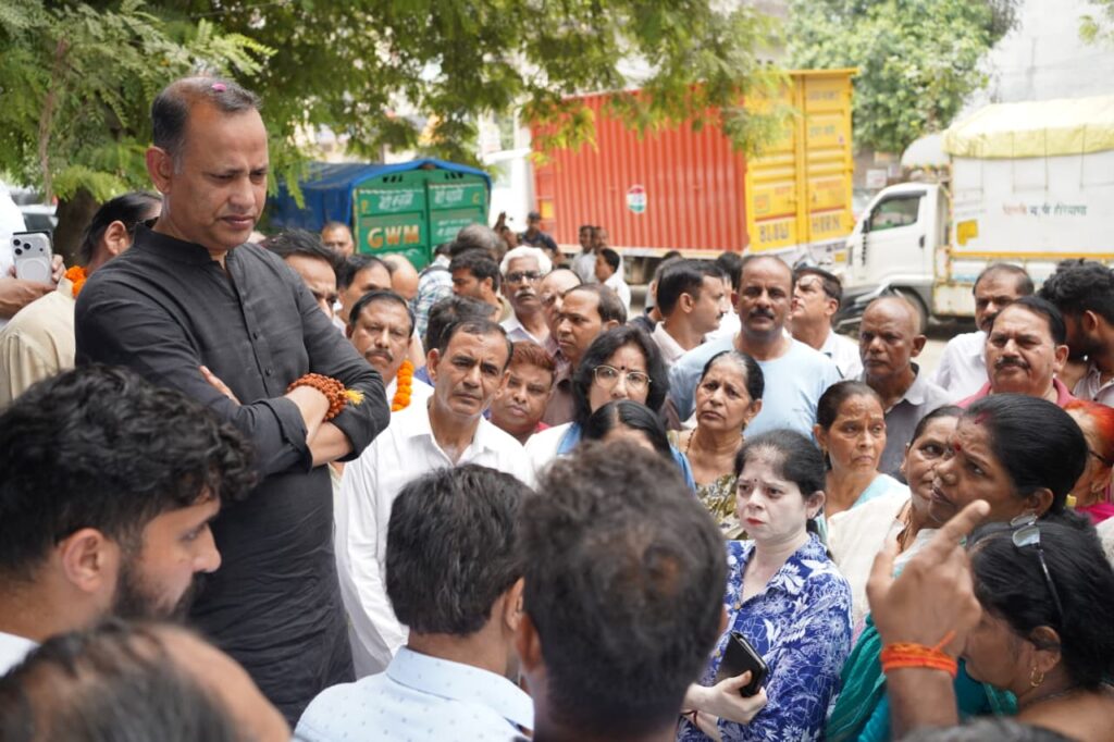 बवाना में विकास को मिली नई रफ्तार: दिल्ली मंत्री रविन्द्र इन्द्राज सिंह ने अधिकारियों को दिए सख्त निर्देश 1 WhatsApp Image 2026 08 01 at 7.09.03 PM