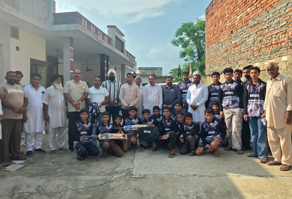 बूंगड़ी गांव में युवाओं को कमल चौहान टेढ़ेवाल ने बांटी खेल सामग्री 1 WhatsApp Image 2026 08 02 at 6.34.30 PM
